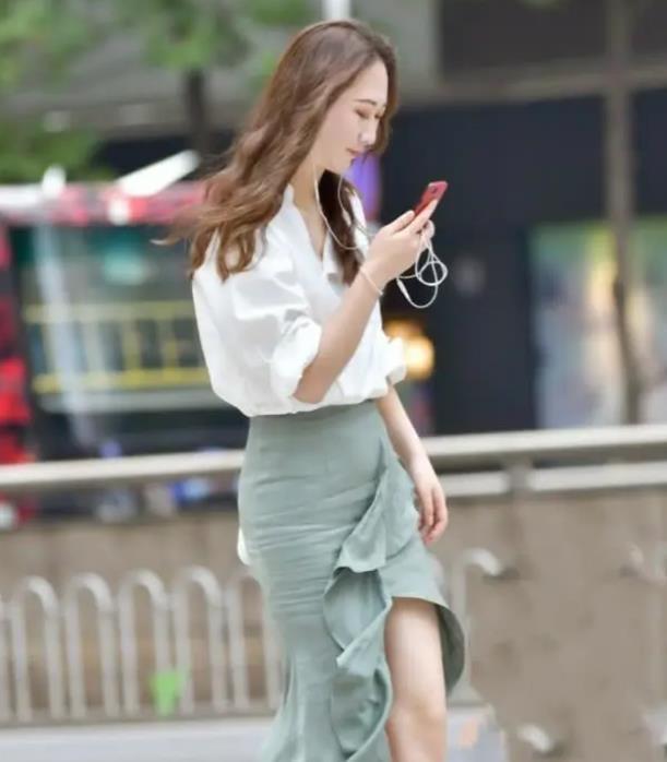 小姐姐|街拍:一身白色穿搭的小姐姐,短发也显得干净利落,非常时髦