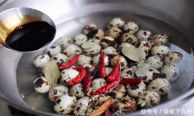 好吃|做了十年秘制鹌鹑蛋的阿姨,教我做鹌鹑蛋的方法,鹌鹑蛋入味好吃