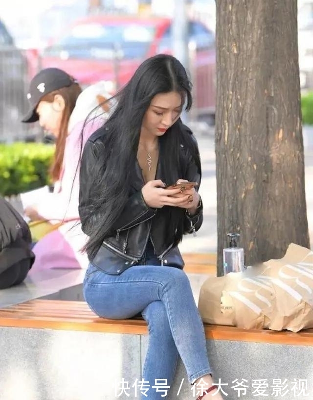 设计|一件白色的收腰斜肩上衣，展现出个性又不失青春活力的美