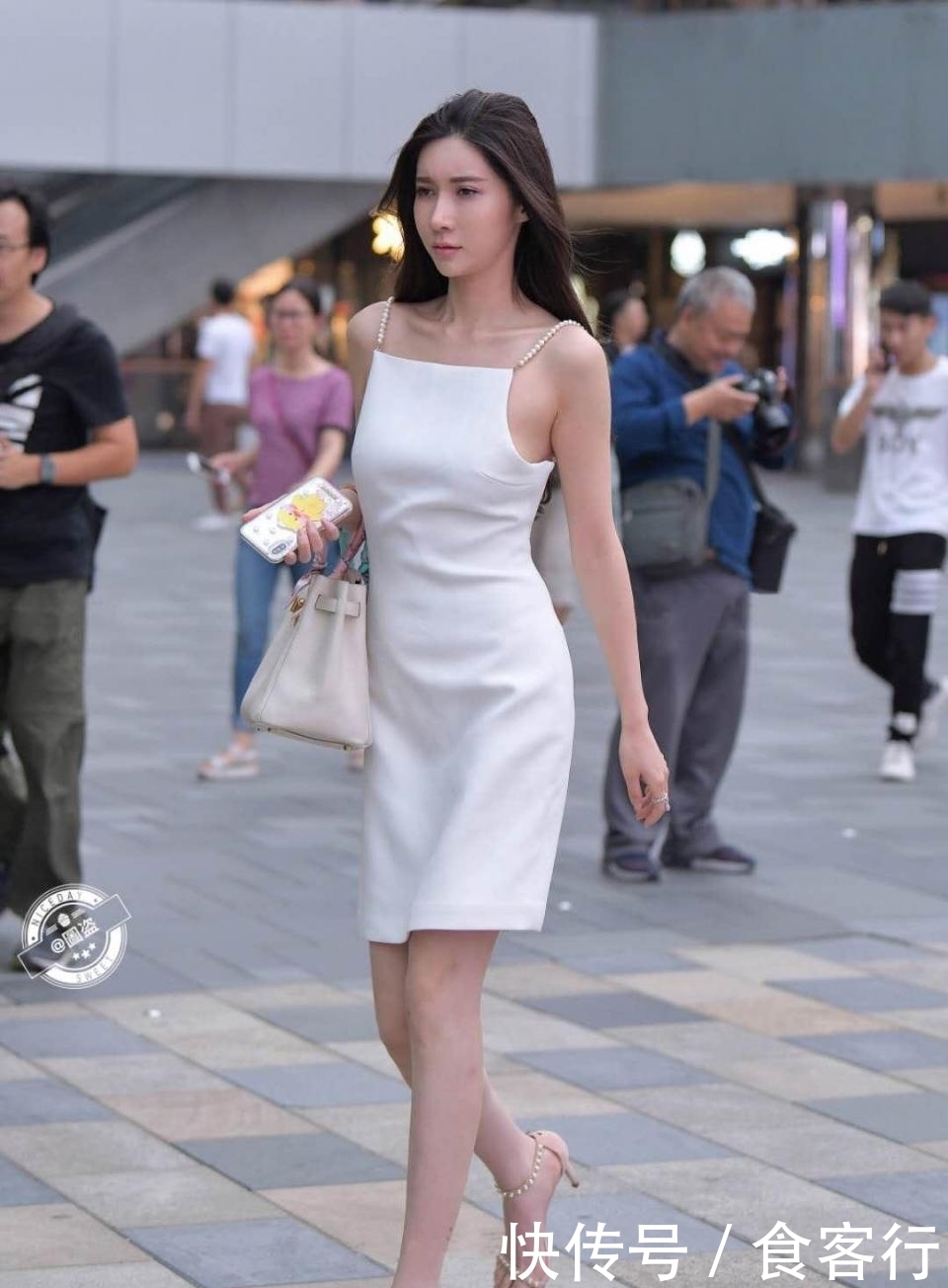 小姐姐|街拍：女神级小姐姐穿大露背连衣裙，凹凸有致的曲线，自带性感！