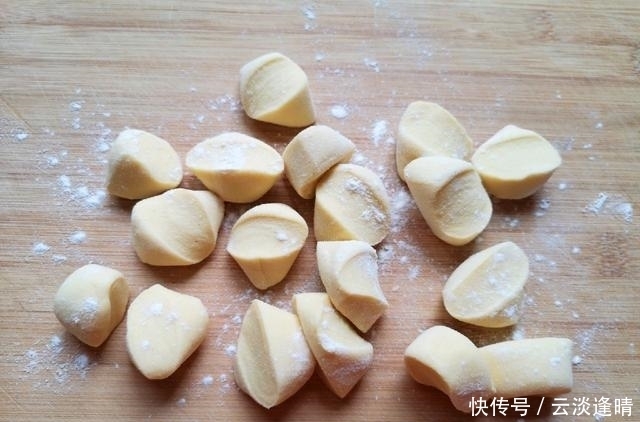 面条|秋季吃面条不如吃饺子,香菇与虾仁搭配在一起,鲜香可口