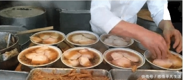 顾客|大哥卖面1碗10元仅有1口面,天天排10米长队,顾客我是冲肉来的