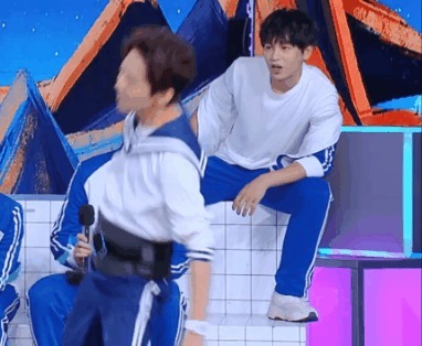  没事|张艺兴上《快本》太受捧游戏比拼何炅放水，别人被捉弄他全没事