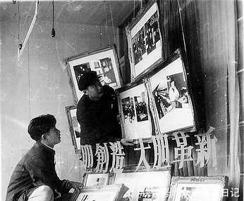  记录|老照片记录 五十年代女子杀猪的瞬间