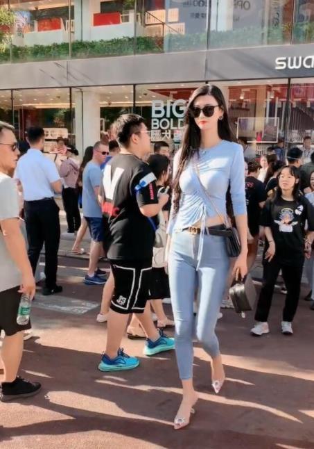 摄影|时尚摄影一米九的“女巨人”网红出街,穿搭休闲却自带吸睛实力