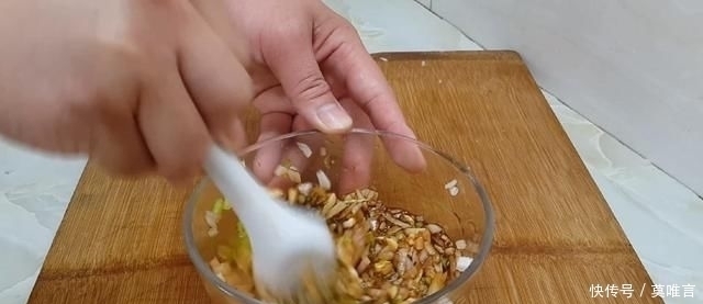 简单|我家面粉从不蒸包子,这样做比油条馒头都简单,一次做九个不够吃