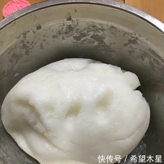做法|最简单的月饼做法,一蒸一揉就搞定,口感带点爽脆又带点软糯