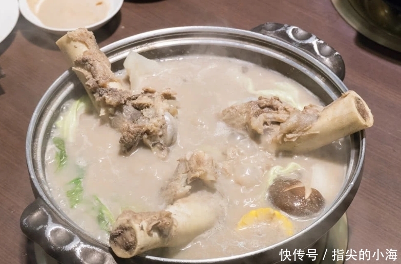 味道鲜美|炖骨头汤,别直接加水炖!下锅前多做1步,汤色白味道鲜,没腥味