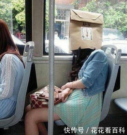 妹子|妹子,大晚上的,你穿这么清凉怎么躺在马路上,多危险啊!