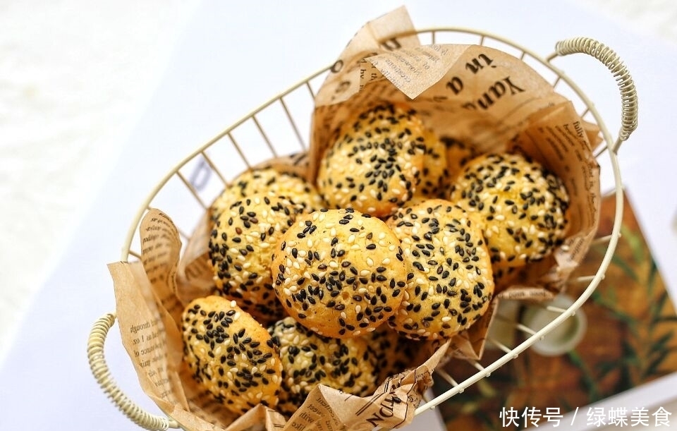 做成|鸡蛋别再炒着吃了，做成小零食，酥香可口，孩子一口气能吃10个