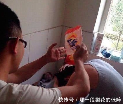 搞笑|搞笑图片幽默段子：你们也算一群人才，想到用冰块来降温，哈哈