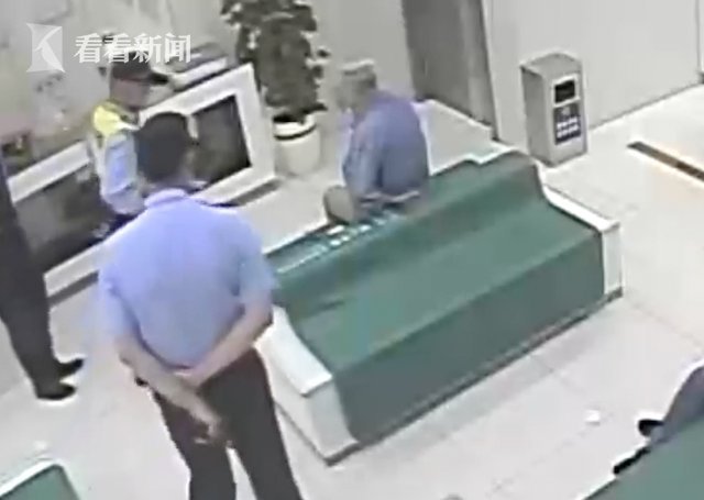 银元|两枚银元能卖80万民警银行内拦下糊涂老人