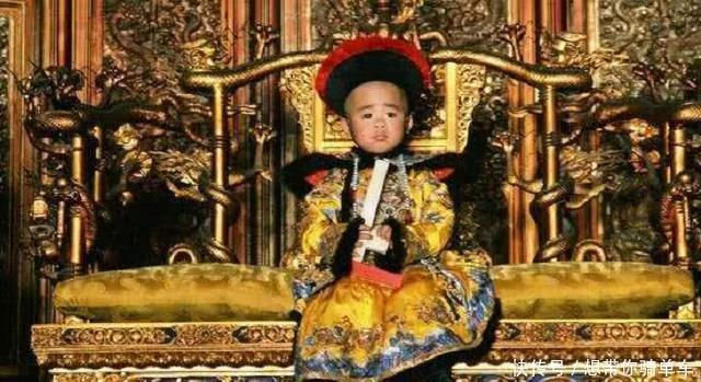 拿出|年老后的溥仪,买票进入紫禁城,拿出龙椅下藏了几十年的秘密!