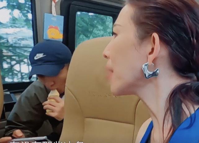 坐车|张歆艺坐车还准备吃的,当她拿出来那一刻,连外国来的吉娜都兴奋了