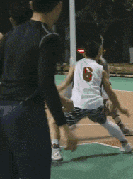 GIF|搞笑GIF:你怎么钻在这里面了!里面的水好喝吗?