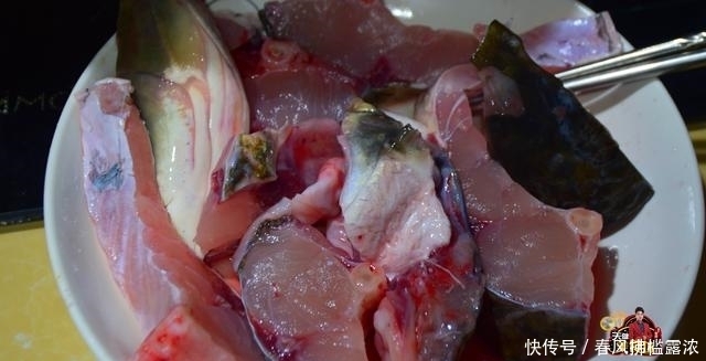 下饭|鱼头别蒸着吃了,加3块钱油豆腐教你特色吃法,简单好吃又下饭