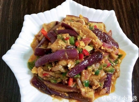茄子的时|炒茄子先放油是不对的!饭店大厨:茄子不油腻不发黑,有诀窍