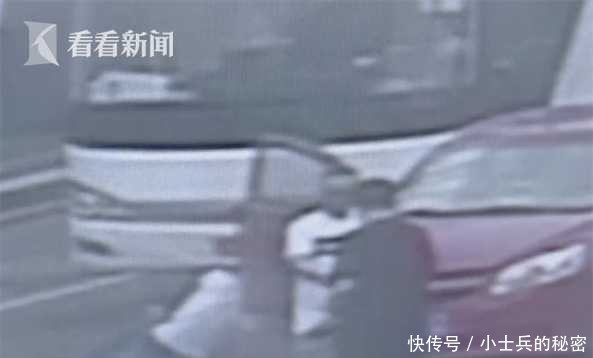 私家车|私家车变道把大巴司机惹毛了 堵了早高峰40分钟