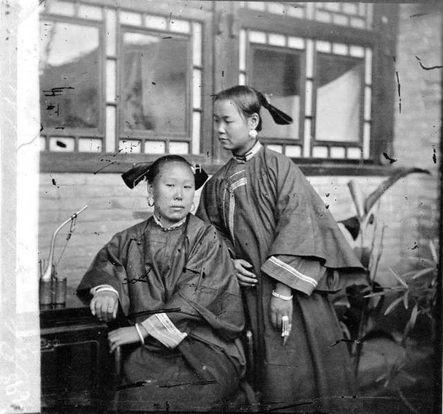 浪漫|妹妹先出嫁，姐姐忌恨找个好人家，等自己出嫁，却憎恨丈夫太浪漫