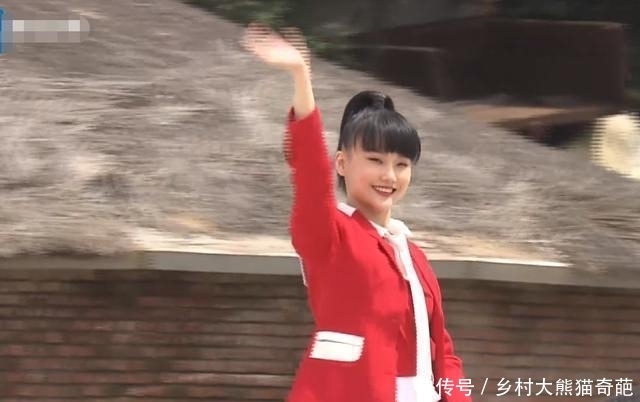 躲开|跑男中张大大对黄龄屡伸“咸猪手”,baby发现后,巧妙躲开