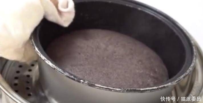 不用|一碗黑米，做一个又甜又软的黑米蛋糕，不用烤箱，不用发酵，非常简单