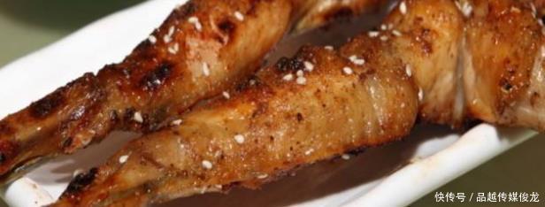 顾客|90后夫妻卖“长条状”小吃,10元一个不涨价,顾客一次吃十个