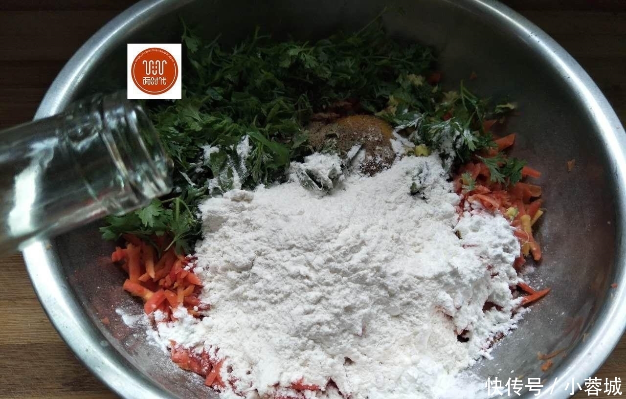 丸子|我炸的丸子，香脆酥软，怎么吃都不腻，边吃边炸，端上桌都快没了