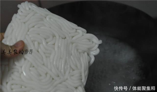 酸爽|比香辣粉、油泼面更过瘾!这一碗香辣酸爽,好吃到连汤都喝干净!