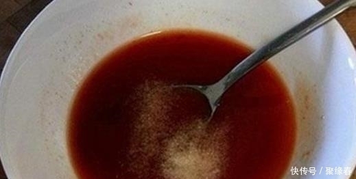  傻傻的|鱼刺卡喉咙，别再傻傻的喝醋，教你这样做，鱼刺自己跑出来