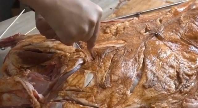 强大|据说新疆人民的烤全羊很强大看完巴基斯坦人民的烤全羊,网友很远