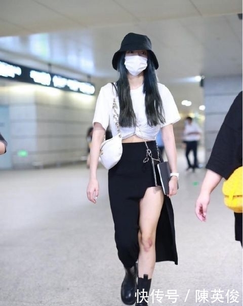  时尚|白色T恤太单调？那是你不会穿，解锁几种新穿法时尚又减龄