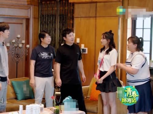  沈腾和关晓|有种“白袜腿”叫关晓彤，明明什么都没穿，却白的像有一层长筒袜