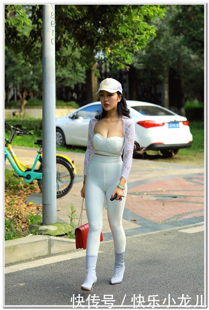  施粉黛|美女这样穿衣搭配看不懂，略施粉黛，国色天成！