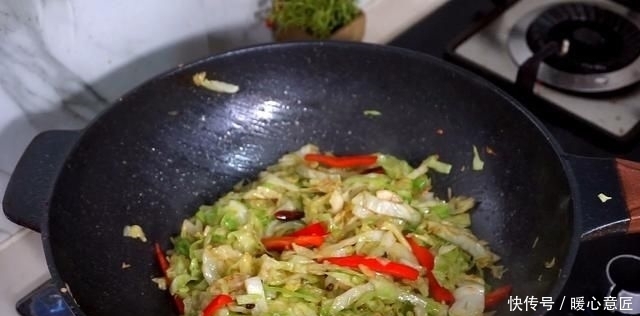 上桌|包菜最好吃的做法,这样一次做一盘不够吃,上桌抢着吃