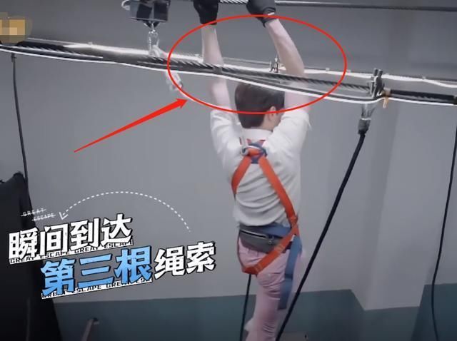 台本|邓伦节目悬空过高空索道,看清他手臂的肌肉状态,有无台本很显然