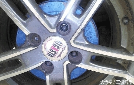 卸下|小偷卸下轮胎后, 只偷走几个螺丝, 车主: 能给一个完美的解释不?