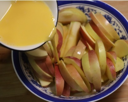 孩子|苹果加入2个鸡蛋,学会这样做比肉还香,孩子三天两头点名要做