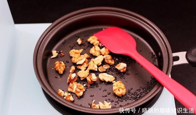 百合草莓酒|这种汤羹没有奶茶贵,却比饮料奶茶好,5元煮一锅,解秋燥还养颜