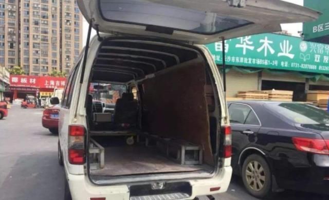 到底|面包车不能拉人也不能拉货?车主反问交警:那我到底干嘛用?