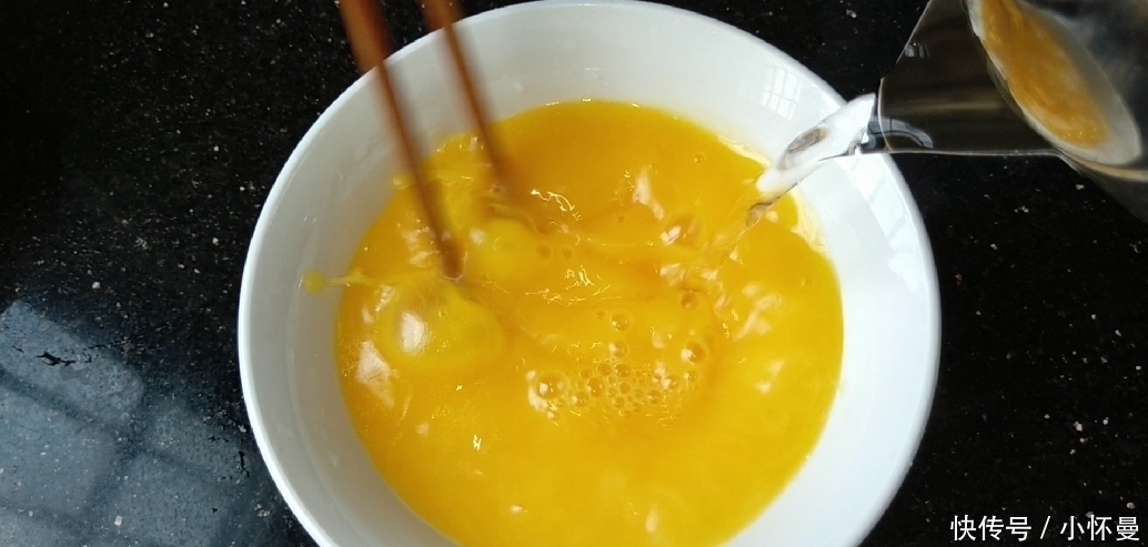 好吃|豆腐中打入2个鸡蛋,没想到这么好吃,鲜嫩味美,上桌汁都不剩