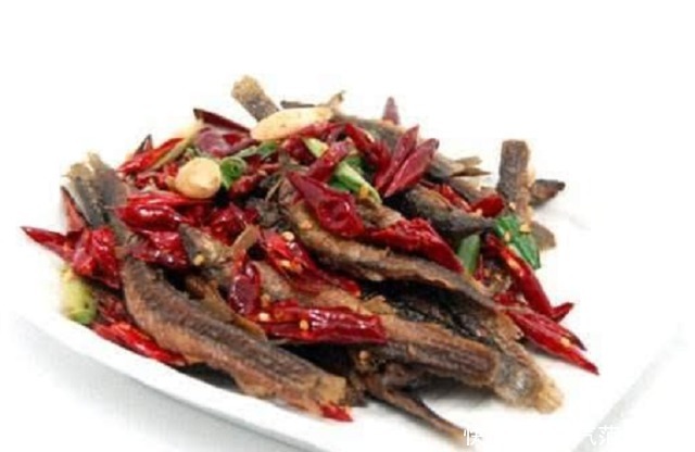 杂质|清洗泥鳅别认为很麻烦,在水中加点“它”,杂质自动跑出,味道好