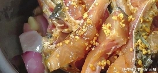 去腥|烧鱼时,去腥加酒加醋是大错特错学会这一招,上桌连汤汁都不剩