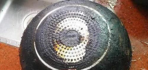  烟灰|锅用久了，底部“黑垢”厚又硬教你一个小妙招，干净还不费劲