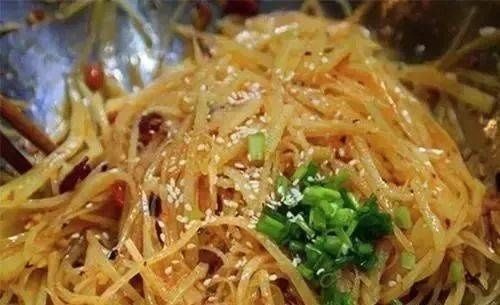  土豆丝|凉拌土豆丝要脆有“秘方”，试试这个做法，酸辣清脆，丝丝入味