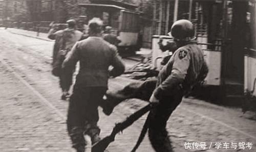 救护|二战老照片苏联女护士战场救护美军伤兵，美军士兵脚踢纳粹俘虏