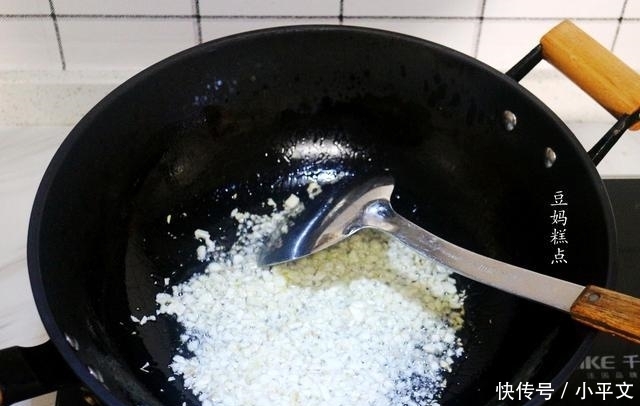  金针菇|又一道零难度的下饭菜，蒸8分钟，连汤汁都不想剩