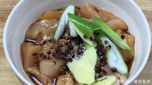 鸡胸肉|老阿姨在家做椒盐鸡块,教你学会这个小技巧,真是美味