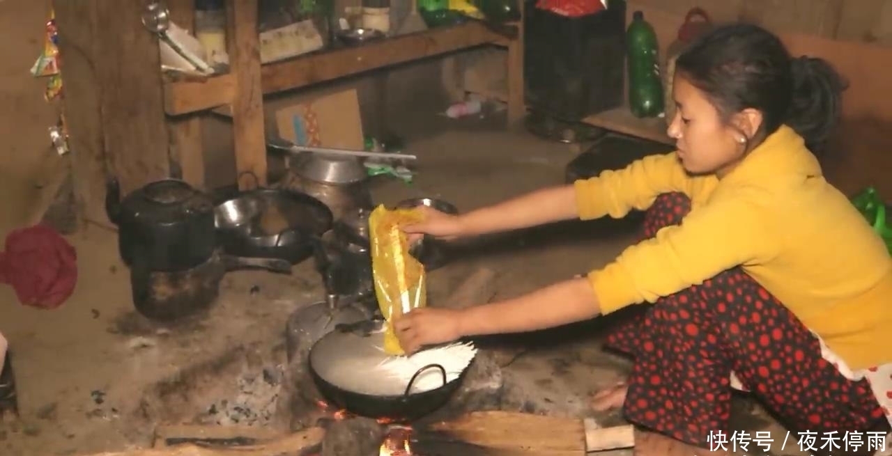 村长|中国小伙砍十斤黑猪肉拜访尼泊尔村长,村长用猪肉炒面招待我