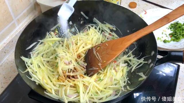 作用|炒土豆丝,泡水还是焯水多数人都弄错,大厨教你正确做法