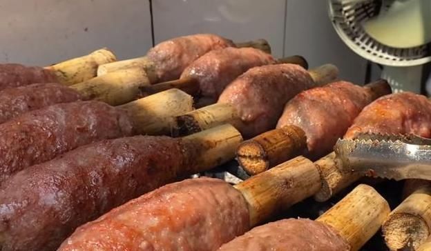 顾客|大妈甩卖“大棒肉”,12元一个,每天只卖50个,顾客抢都抢不到